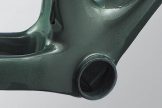 CONTACT SLR D-FUSE：路⾯からの衝撃を逃がすD型断⾯のカーボンシート
