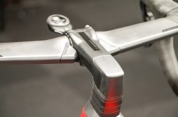ハンドルはヴェンジ流用だが、ステムはターマック専用品（商品名