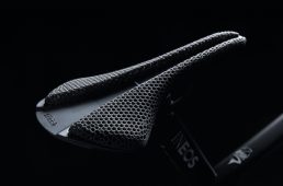 フィジーク・アンタレス ヴァーサス エボ 00