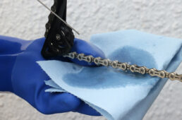 再度チェーンクリーナーを噴きかける