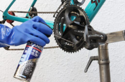 チェーンリングへチェーンクリナーを噴きかける