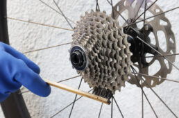 カセットスプロケットをブラシでこすり汚れを浮かす