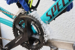 チェーンリングの隙間をブラシで洗う