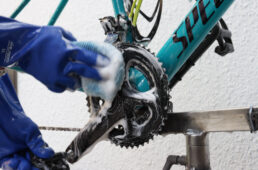 チェーンリングとクランク全体＆ペダルも一緒に洗う