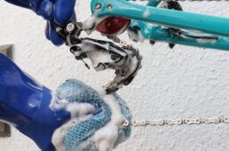 リヤディレーラー外側をスポンジで洗う