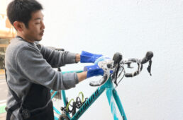 ハンドルまわりも洗う