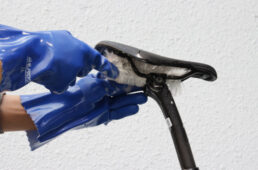 サドル裏側の洗浄