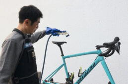 フレーム&フォーク全体の泡を水で流す