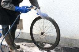 ホイールの泡を流す