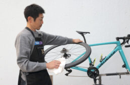 ホイールの拭き上げ作業