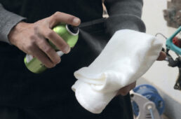 マイクロファイバークロスに適量を噴きかけて使うと良い