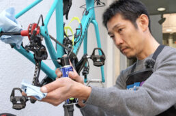 注油作業を行う永井さん