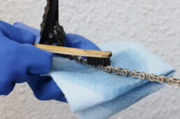 付属のブラシで汚れを浮かす