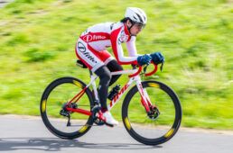 テスト走行する倉本店長