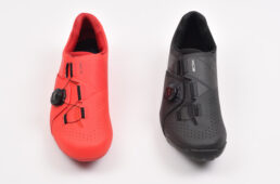 同等グレードのロード用ビンディングシューズ（シマノ・RC3／左）とXC用ビンディングシューズ（同・XC3／右）を並べてみた様子