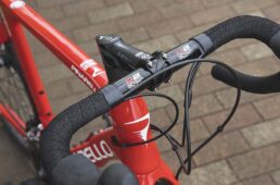 パリはドグマやプリンスとは違い、ケーブルのフル内装化には対応していない。ブレーキケーブルやシフトケーブルは、ダウンチューブ横の開口部からフレームに内装するため、ハンドルまわりのケーブルは露出する