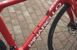 ダウンチューブの断面形状はカムテール形状だが、後端のフラット面がくぼんだコンケーブデザインは採用されていない。上部にDI2のジャンクションを内蔵できるEリンクが設けられており、将来的に電動変速化も容易だ