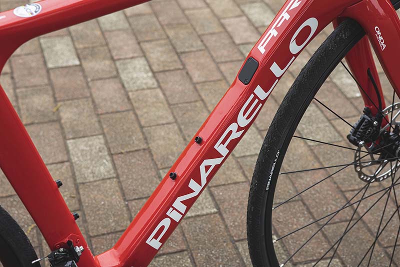 ダウンチューブの断面形状はカムテール形状だが、後端のフラット面がくぼんだコンケーブデザインは採用されていない。上部にDI2のジャンクションを内蔵できるEリンクが設けられており、将来的に電動変速化も容易だ