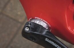 BBはドグマやプリンスなどと同じイタリアン規格。フレームに直接BBをねじ込むスレッド式なので、圧入式のBBと比べて音鳴りなどのトラブルが発生しにくいのは魅力