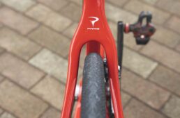 パリも左右非対称フレームを採用。タイヤクリアランスが大きくとられていて、最大30mm幅のタイヤまで対応する。太めのタイヤを履かせてちょっとしたグラベルを楽しむことも可能だ