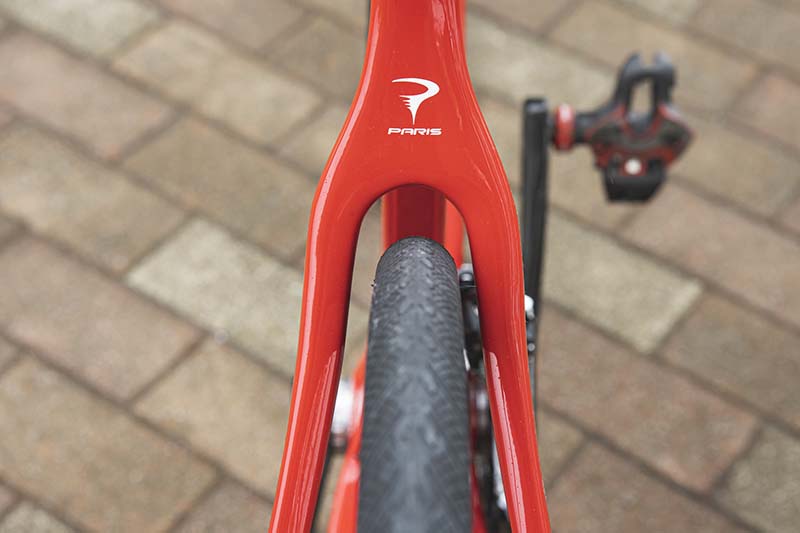 パリも左右非対称フレームを採用。タイヤクリアランスが大きくとられていて、最大30mm幅のタイヤまで対応する。太めのタイヤを履かせてちょっとしたグラベルを楽しむことも可能だ
