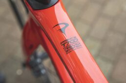 プリンスのフレーム素材は東レT700。ドライブトレイン側と非ドライブ側の剛性バランスを最適化する左右非対称フレームを採用する。なお、上位モデル・プリンスFXのフレーム素材は、よりグレードの高いT900になる