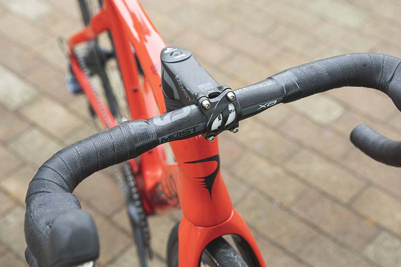 ブレーキケーブルやシフトケーブルは、ハンドルからステムを経由し、フレームに内装されるため、キャリパーやディレイラーの周辺以外はケーブルが露出しない。見た目がスッキリとするだけでなく、空力性能向上にも寄与する