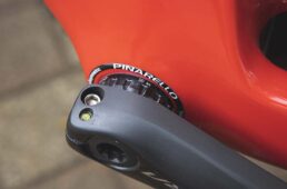 BBは上位モデルのドグマと同様、従来からあるイタリアンタイプ。フレームにBBを直接ねじ込むため、近年主流になっている圧入式ベアリングと比べて音鳴りが発生しにくいというメリットがある