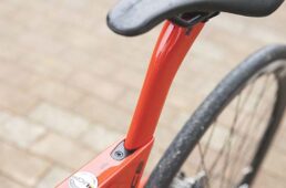 専用のエアロ形状のシートポストを採用。シートクランプはフレームと一体になるように搭載された斜ウスタイプ。規定トルクを守れば十分な固定力もあり、走行中にずり下がることはない