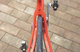 フォークやフレームのドライブトレイン側と非ドライブ側で形状が異なる左右非対称デザインを採用。レーシングバイクらしく、対応するタイヤ幅は、最大で28mmとなっている