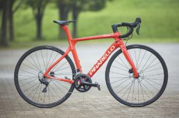 パリのトップチューブは、ヘッド側からシートチューブ側まで一直線に伸びている。これはパリのデザイン上の個性で、遠めからパリを識別する際のポイントになる。なお、フロントフォークはオンダフォークだ