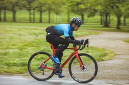 浅野真則：仕事でもプライベートでも自転車漬けの自転車ライター。ロードレースやヒルクライムなど幅広くレースを楽しみ、最近はTTに精力的に取り組んでいる。JBCFエリートツアーにも参戦中。海外のグランフォンドへの参加経験もある。ロングライドやポタリングも好き。