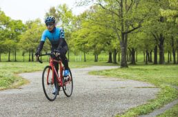 浅野真則：仕事でもプライベートでも自転車漬けの自転車ライター。ロードレースやヒルクライムなど幅広くレースを楽しみ、最近はTTに精力的に取り組んでいる。JBCFエリートツアーにも参戦中。海外のグランフォンドへの参加経験もある。ロングライドやポタリングも好き。