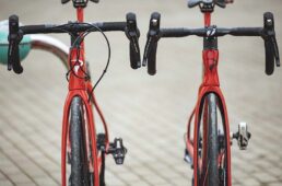 プリンス（右）とパリ（左）を同一サイズで比較すると、プリンスはパリに比べてヘッドチューブが短いのが分かる。また、プリンスはケーブルフル内装だが、パリはそうではないという違いもある