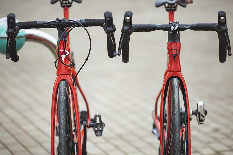 プリンス（右）とパリ（左）を同一サイズで比較すると、プリンスはパリに比べてヘッドチューブが短いのが分かる。また、プリンスはケーブルフル内装だが、パリはそうではないという違いもある