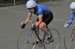 競輪候補生のヘルメットキャップ