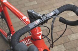 パリはドグマやプリンスとは違い、ケーブルのフル内装化には対応していない。ブレーキケーブルやシフトケーブルは、ダウンチューブ横の開口部からフレームに内装するため、ハンドルまわりのケーブルは露出する