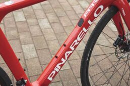 ダウンチューブの断面形状はカムテール形状だが、後端のフラット面がくぼんだコンケーブデザインは採用されていない。上部にDI2のジャンクションを内蔵できるEリンクが設けられており、将来的に電動変速化も容易だ