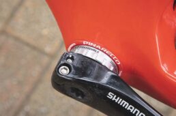 BBはドグマやプリンスなどと同じイタリアン規格。フレームに直接BBをねじ込むスレッド式なので、圧入式のBBと比べて音鳴りなどのトラブルが発生しにくいのは魅力