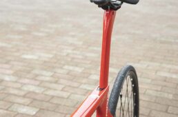 フルカーボンのエアロシートポストを採用。斜ウスで固定するタイプのシートクランプがフレームに内装されるのもプリンスと同じだ