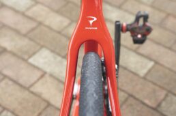 パリも左右非対称フレームを採用。タイヤクリアランスが大きくとられていて、最大30mm幅のタイヤまで対応する。太めのタイヤを履かせてちょっとしたグラベルを楽しむことも可能だ