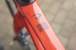 プリンスのフレーム素材は東レT700。ドライブトレイン側と非ドライブ側の剛性バランスを最適化する左右非対称フレームを採用する。なお、上位モデル・プリンスFXのフレーム素材は、よりグレードの高いT900になる