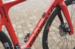 ドグマ同様にダウンチューブの中央部がくぼんだコンケーブデザインを採用。ボトルケージとボトル装着時にフレームとの一体感が増し、空力性能向上をもたらす。Di2のジャンクションを搭載するEリンクも設けられている