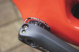 BBは上位モデルのドグマと同様、従来からあるイタリアンタイプ。フレームにBBを直接ねじ込むため、近年主流になっている圧入式ベアリングと比べて音鳴りが発生しにくいというメリットがある