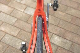 フォークやフレームのドライブトレイン側と非ドライブ側で形状が異なる左右非対称デザインを採用。レーシングバイクらしく、対応するタイヤ幅は、最大で28mmとなっている