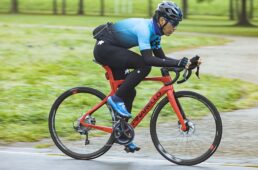 浅野真則：仕事でもプライベートでも自転車漬けの自転車ライター。ロードレースやヒルクライムなど幅広くレースを楽しみ、最近はTTに精力的に取り組んでいる。JBCFエリートツアーにも参戦中。海外のグランフォンドへの参加経験もある。ロングライドやポタリングも好き。