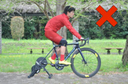 適切な位置よりも後ろすぎる位置に座る例