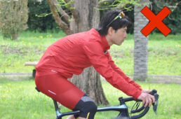 骨盤を立てすぎてサドルに座る