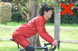 骨盤を前に倒しすぎてサドルに座る