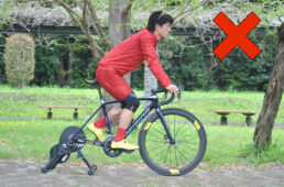 サドルの前側すぎる位置に座る